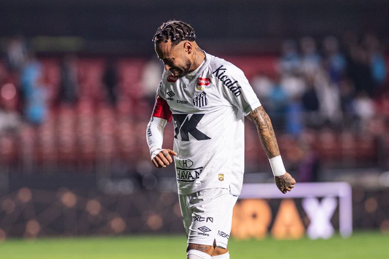 Topvoetballer Neymar krijgt flinke kritiek na vernedering Santos: 'Dat maakt hem alleen maar slechter'