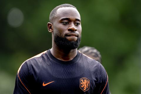 Kersverse PSV'er Lutsharel Geertruida krijgt gelukswens vanuit Feyenoord: 'Bij onze club grootgemaakt'