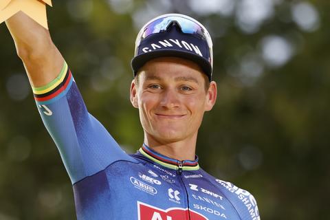 Topwielrenner Mathieu van der Poel imponeert bij rentree op mountainbike ondanks schrikmoment