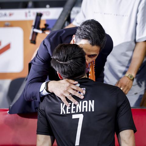 Premier Rob Jetten krijgt opvallende oproep van hockeyende verloofde op WK: 'Kom niet meer terug'