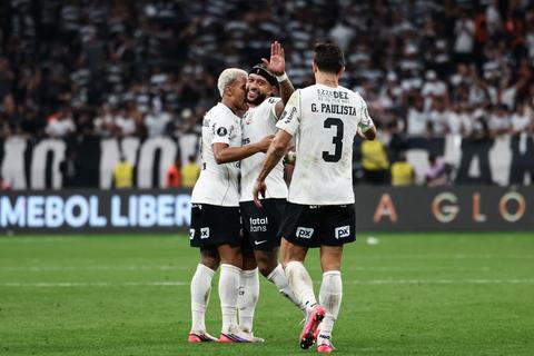 Memphis Depay zet soap rondom toekomst van zich af en is cruciaal voor Corinthians