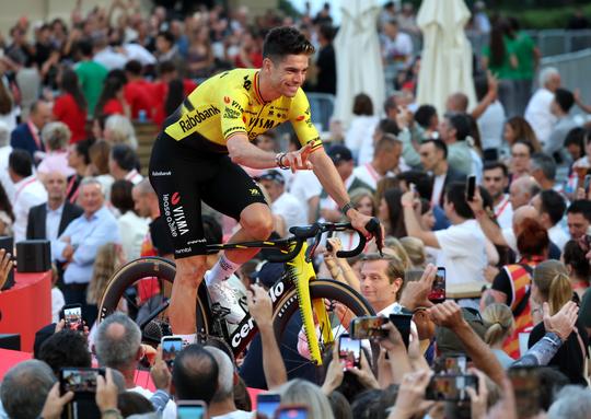 Topwielrenner Wout van Aert (31) droomt van rode trui na openingsrit Vuelta: 'Ik ga me vol smijten'