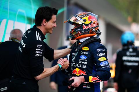 Contractverlenging Max Verstappen zorgt voor mond vol tanden bij Mercedes-baas: 'Hij rijdt toch nog steeds bij ons?'