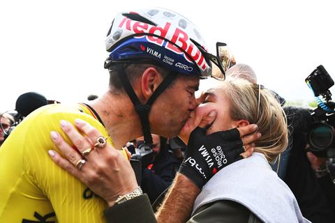 Populaire vrouw (31) en zoontjes van Wout van Aert komen met mooi gebaar voor Vuelta