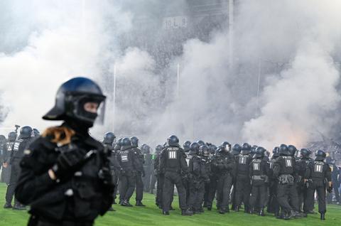Duitse voetbalderby loopt compleet uit de hand: politie moet massaal ingrijpen