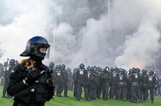 Grote schok in Duitsland: 85 gewonden na chaos bij voetbalderby