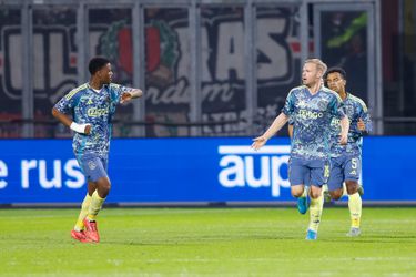 Slaapverwekkend Ajax dankt clubicoon en ontsnapt aan nederlaag tegen Go Ahead Eagles