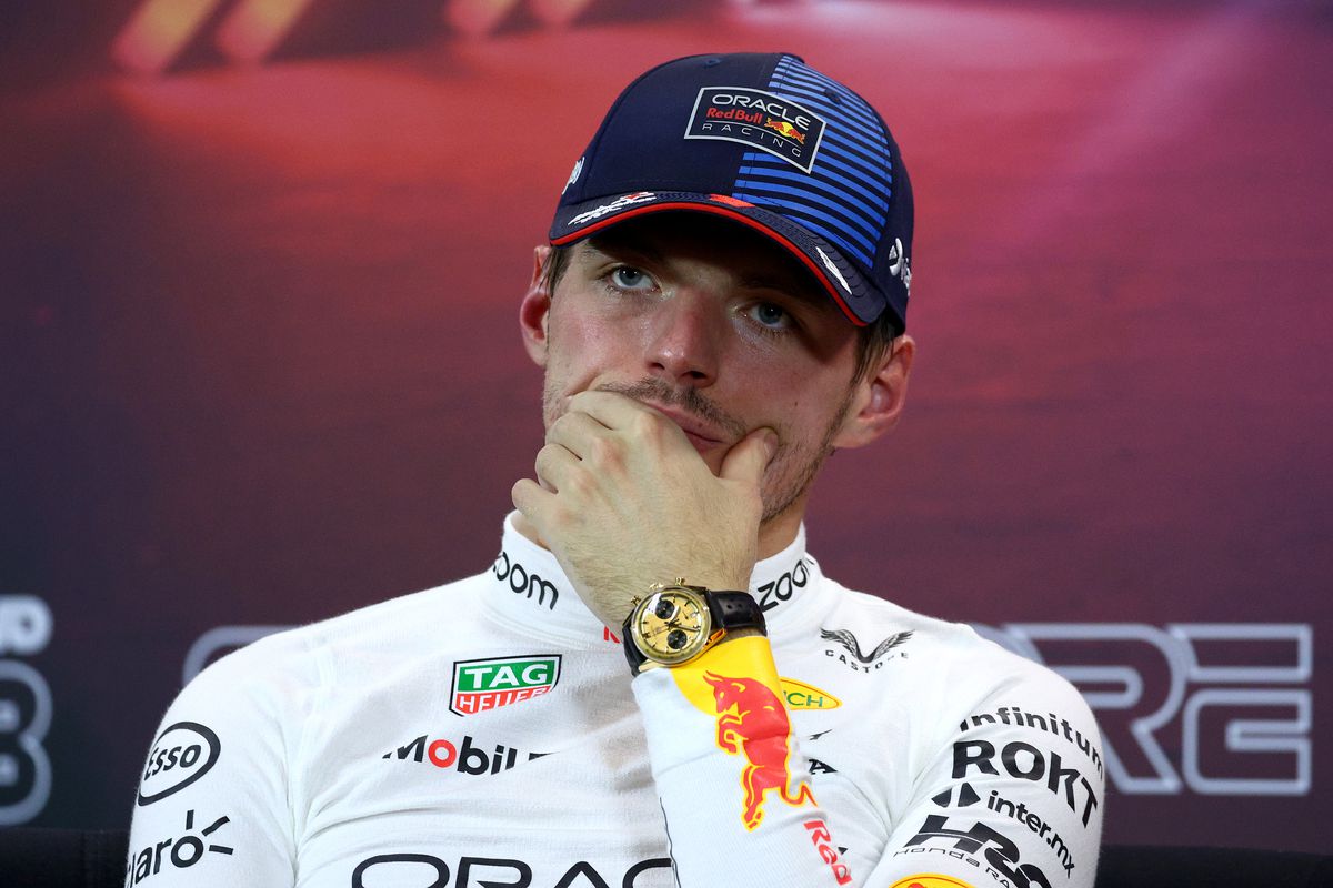 Max Verstappen zorgt voor opschudding tijdens persconferentie: 'Het is iets met mijn stem'