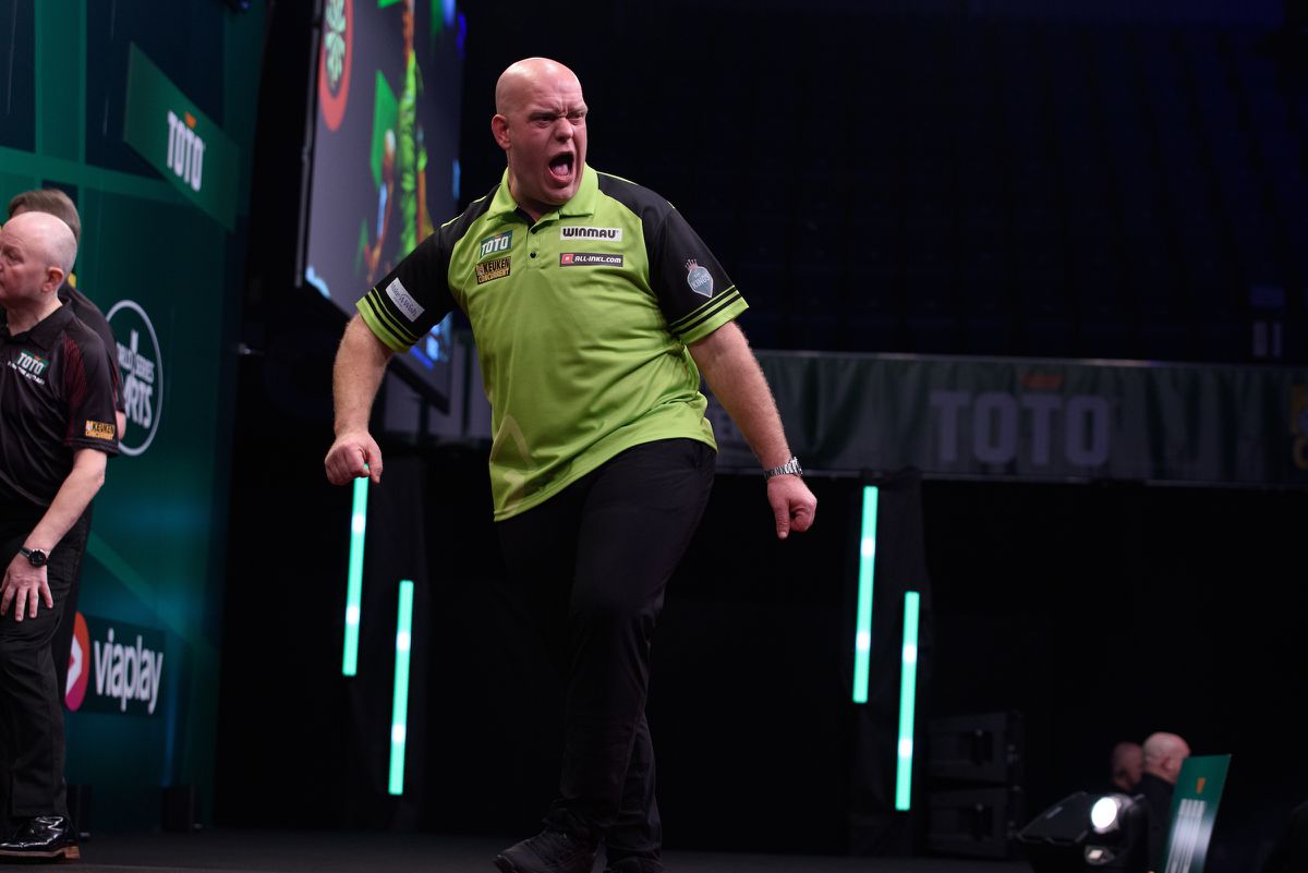 Vlammende Michael van Gerwen maakt publiek in Hongarije gek met negendarter, Raymond van Barneveld beleeft vervelende avond