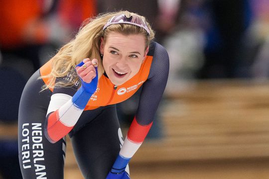 Schaatssters Joy Beune en Pien Hersman zien populair trucje helemaal mis gaan: 'Je brak bijna je rug'