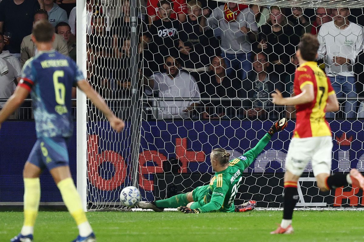 Ajax ontsnapt aan bizarre eigen goal: Remko Pasveer knalt na uiterste inspanning hard tegen de paal