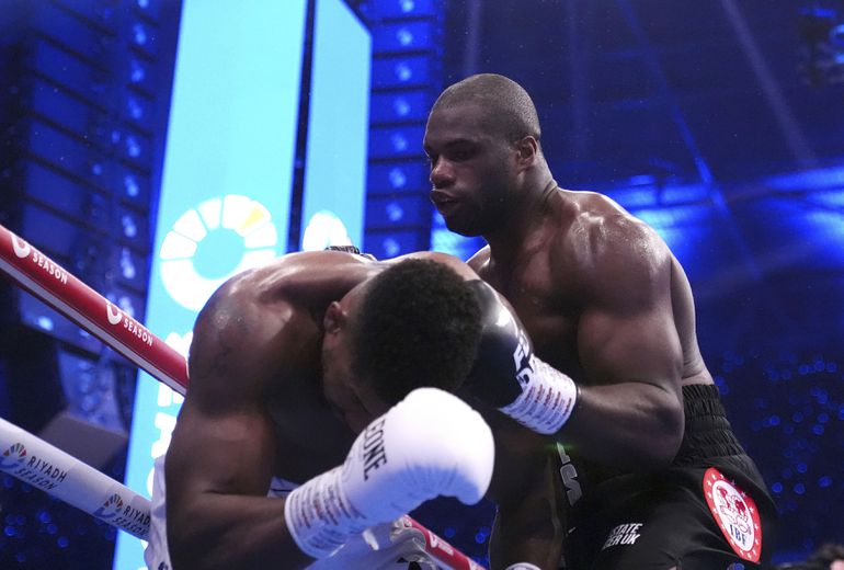 Oppermachtige Daniel Dubois hoekt Anthony Joshua in historisch boksgevecht neer en behoudt titel