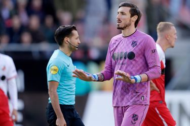 Vasilios Barkas knipoogt na waarschuwing KNVB: veelbesproken FC Utrecht-keeper als laatste het veld op