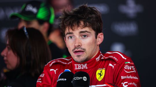 Charles Leclerc slaat terug na opvallende actie van teamgenoot Lewis Hamilton: 'Dit is gewoon dom'