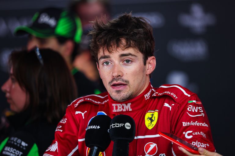 Charles Leclerc slaat terug na opvallende actie van teamgenoot Lewis Hamilton: 'Dit is gewoon dom'