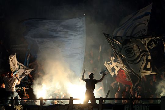 Duitse voetbalfans slaan op tilt: honderden supporters clashen in bosgebied