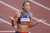 Katerina Johnson-Thompson kijkt vertwijfeld om zich heen op de WK atletiek. © Getty Images