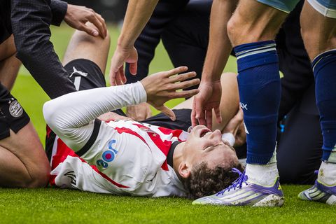 Grote schrik tijdens PSV - Ajax: Ruben van Bommel schreeuwt het uit, ernstige blik bij bekende vader en opa