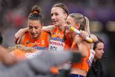 Femke Bol samen met Eveline Saalberg, Lisanne de Witte en Lieke Klaver na de 4x400 © Getty Images
