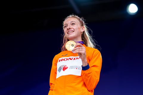 Femke Bol evenaart grote rivale Sydney McLaughlin-Levrone met gouden optreden bij WK atletiek