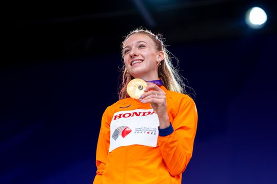 Femke Bol evenaart grote rivale Sydney McLaughlin-Levrone met gouden optreden bij WK atletiek