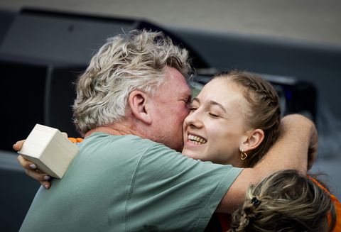 Wereldkampioene Femke Bol en haar vader zorgen voor ontroerend moment op WK atletiek: 'Ik mis wel heel veel'