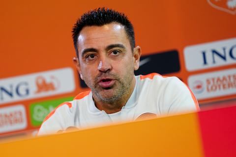 Oranje-bondscoach Xavi biedt bij persconferentie voor debuut direct zijn excuses aan