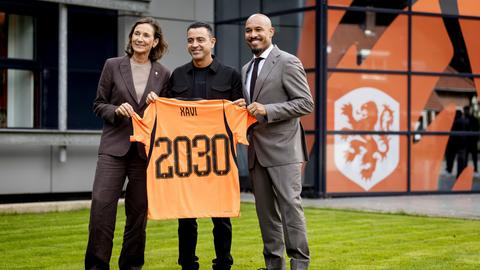Bondscoach Xavi Hernández (46) doet belofte aan KNVB-directeur: 'Het is nog vroeg, hè'