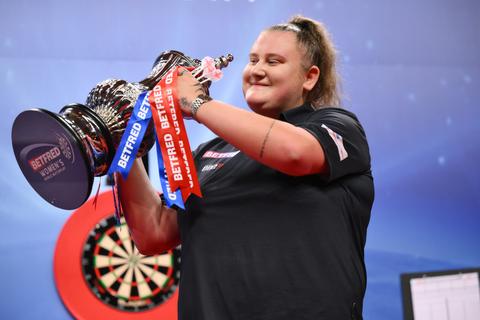 Wereldkampioen darts krijgt bagger over zich heen na persoonlijke onthulling: 'Het was zwaar voor me'