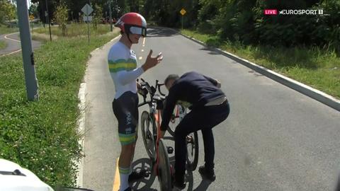 Wielertalent (21) scheldt en smijt met kapotte fiets op WK-tijdrit: 'Zo verdient hij geen contract'