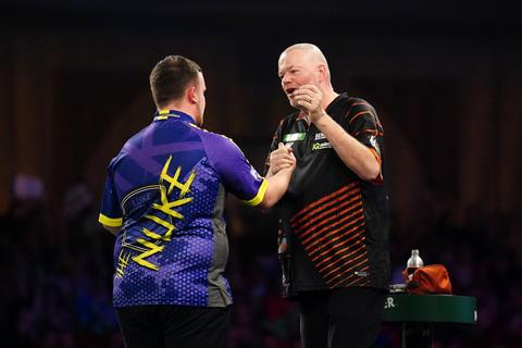 Dartsicoon Raymond van Barneveld legt vinger op zere plek bij Luke Littler: 'Iedereen heeft het erover'