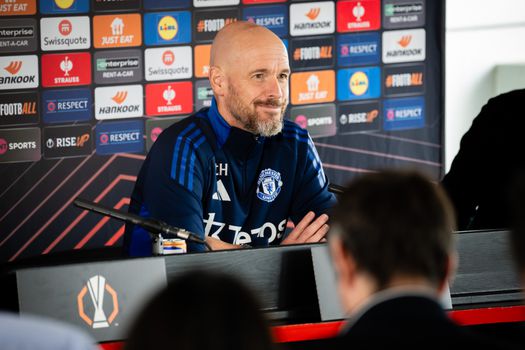 Erik ten Hag krijgt Engelse pers tijdens bijzondere toespraak aan het lachen: 'Blij al mijn vrienden weer te zien'