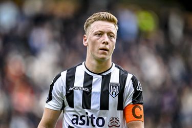 Heracles-aanvoerder valt uit richting Ajax-bank: 'Houd je bek, hoerenzoon!'