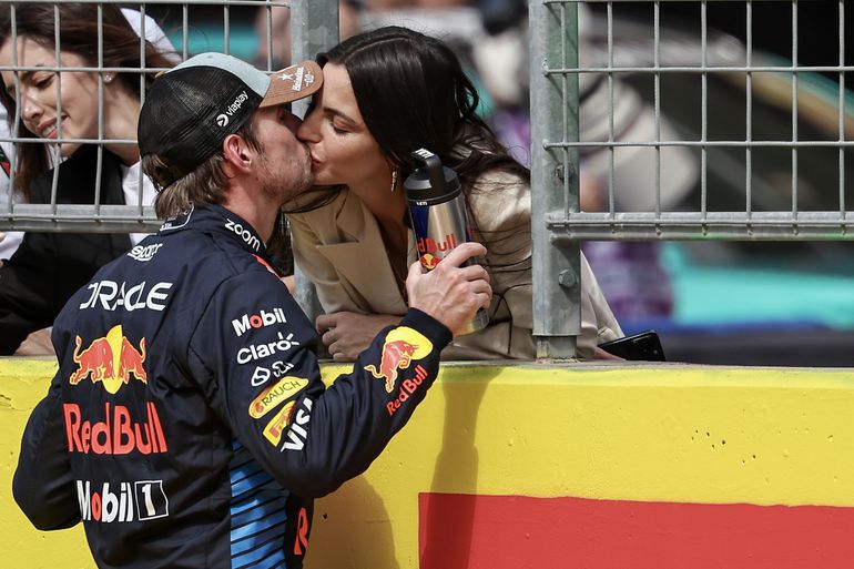 Kelly Piquet deelt 'exclusieve beelden' van dagen in Austin met én zonder Max Verstappen: 'In mijn cowgirl tijdperk'