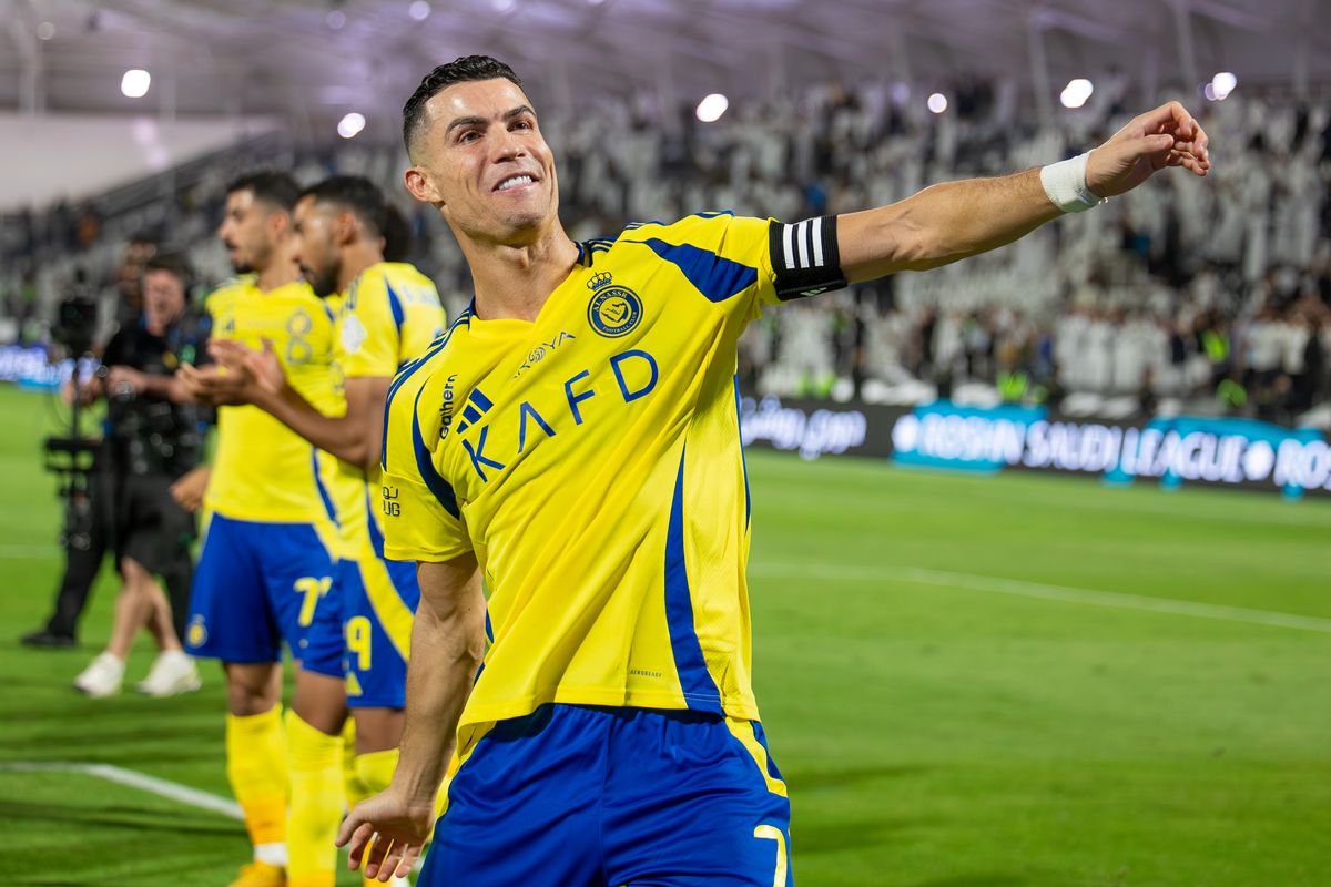 Cristiano Ronaldo scherpt eigen record aan: dit miljoenenbedrag verdient de bestbetaalde voetballer binnen én buiten het veld