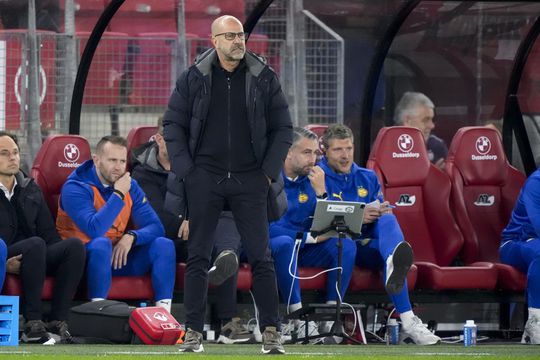 Geïrriteerde Peter Bosz krijgt flinke waarschuwing: 'Als er een nieuwe bondscoach gezocht wordt, helpt dit niet mee'