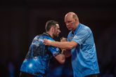 Vincent van der Voort tijdens een van zijn profpartijen tegen Luke Humphries, de huidige nummer 1 van de wereld. ©Getty Images