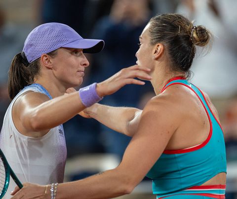 Toptennissters hard gestraft na flinke ophef: Aryna Sabalenka en Iga Swiatek moeten punten inleveren