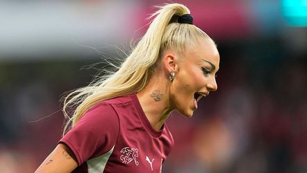 ‘Mooiste voetbalster ter wereld’ zet assistent te kijk in opmerkelijke video: ‘Ik heb er geen woorden voor’