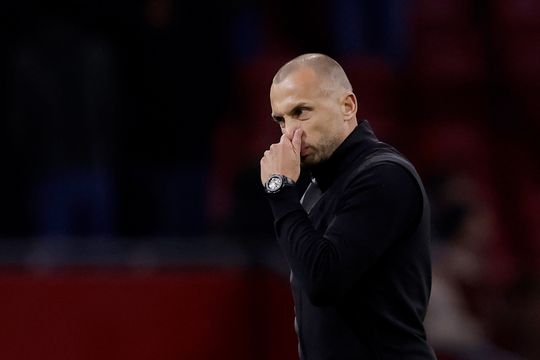Geplaagde Ajax-trainer John Heitinga groot nieuws in Engeland: 'Dat zullen de fans niet vergeten zijn'