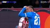 Het gebaar van Napoli-spits Lorenzo Lucca tegen PSV. © Screenshot Ziggo Sport