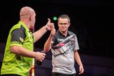 Gian van Veen en Michael van Gerwen trekken dit EK darts de aandacht. In 2023 speelden ze al eens tegen elkaar. ©PDC