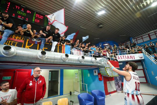 Tragisch incident door Italiaans supportersgeweld: buschauffeur overlijdt na bekogeling met stenen