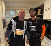 Rodney Sneijder poseert met zijn broer Wesley Sneijder in zijn ontworpen sportkleding. ©Instagram Rodney Sneijder