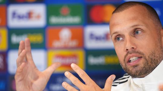 Ajax-trainer John Heitinga doet opvallende uitspraak: 'Dat houden we in ons achterhoofd'
