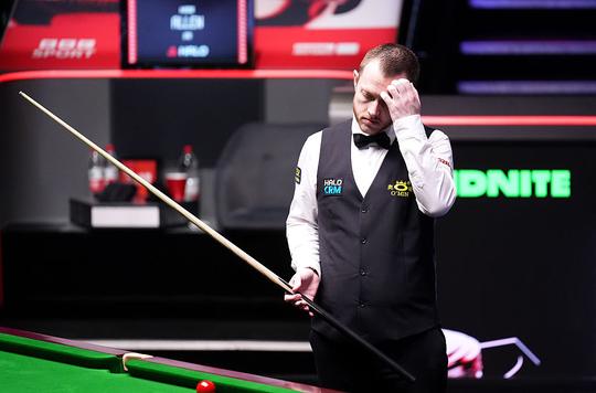 Hartverscheurende beelden: verslaggeefster grijpt op bijzondere wijze in bij totaal gebroken snookertopper
