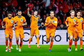 Het Nederlands elftal viert een goal van spits Wout Weghorst. © Getty Images