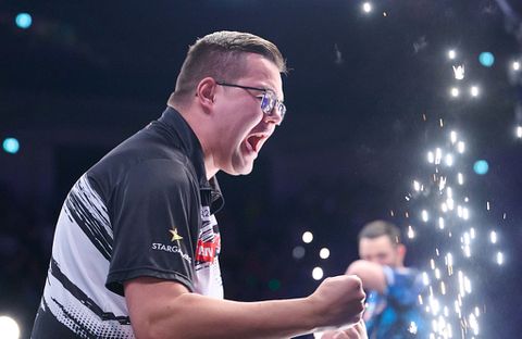 IJskoude topdarter Gian van Veen pakt titelverdediger bij Players Championship Finals: 'Hoop dat ik in zijn hoofd zit'