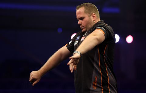 Topdarter Dirk van Duijvenbode krijgt ruzie met officials bij Players Championship Finals: 'Dat mag nu eenmaal niet'