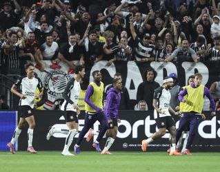 Memphis Depay komt met zeer opvallende manier van juichen na Corinthians-goal